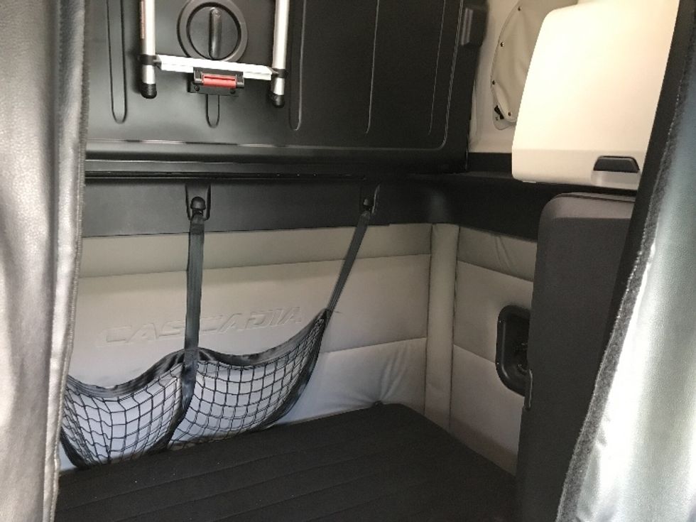 Sleeper Tractor-Heavy Duty Tractors-Freightliner-2021-T12664ST-Kansas City-MO-455,717\n\t\tmiles-$ 75,000 - Image 16