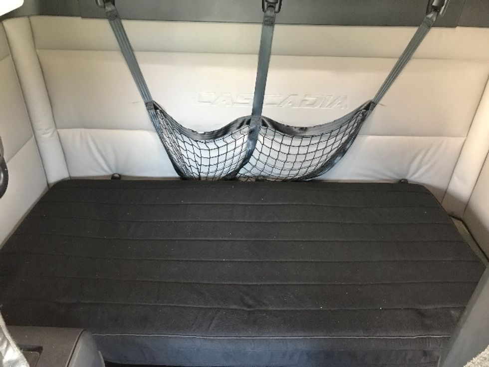 Sleeper Tractor-Heavy Duty Tractors-Freightliner-2021-T12664ST-Kansas City-MO-455,717\n\t\tmiles-$ 75,000 - Image 17