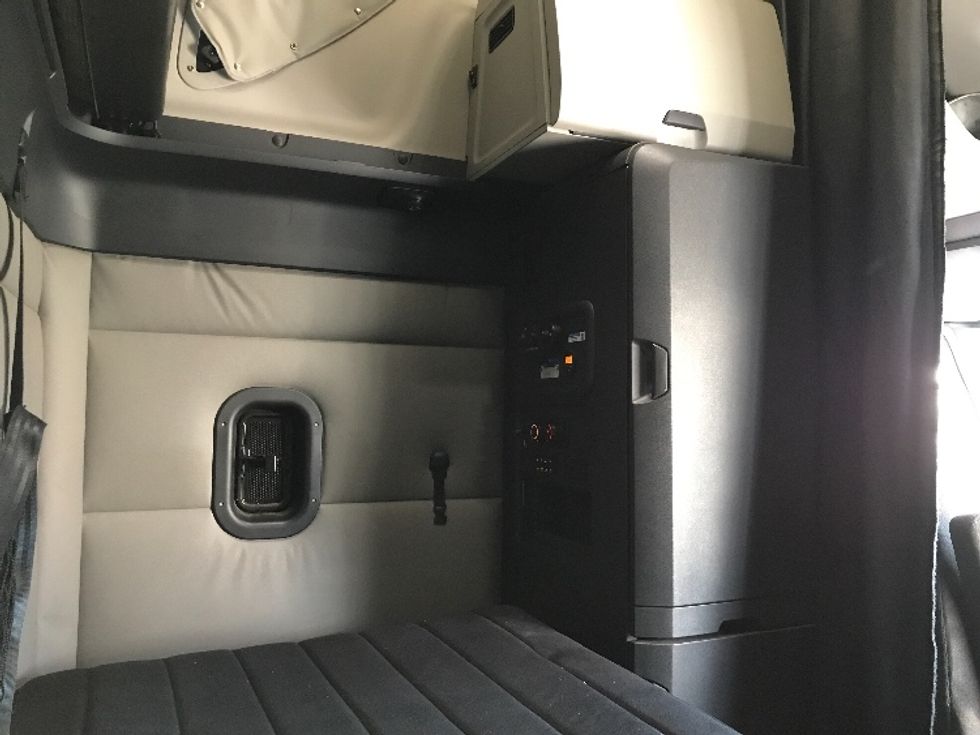 Sleeper Tractor-Heavy Duty Tractors-Freightliner-2021-T12664ST-Kansas City-MO-455,717\n\t\tmiles-$ 75,000 - Image 18