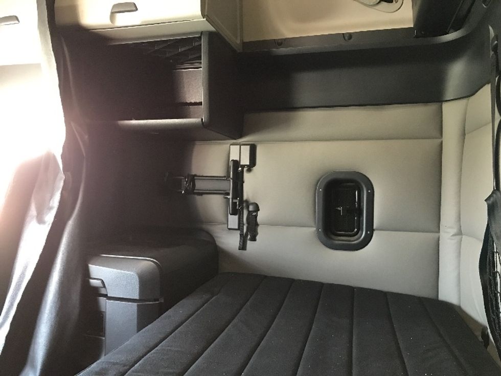 Sleeper Tractor-Heavy Duty Tractors-Freightliner-2021-T12664ST-Kansas City-MO-455,717\n\t\tmiles-$ 75,000 - Image 19