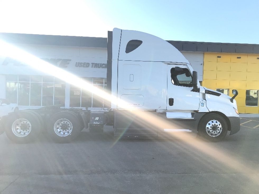 Sleeper Tractor-Heavy Duty Tractors-Freightliner-2021-T12664ST-Kansas City-MO-455,717\n\t\tmiles-$ 75,000 - Image 8