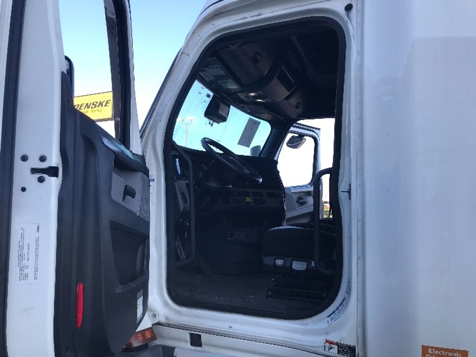 Sleeper Tractor-Heavy Duty Tractors-Freightliner-2021-T12664ST-Kansas City-MO-455,717\n\t\tmiles-$ 75,000 - Image 9