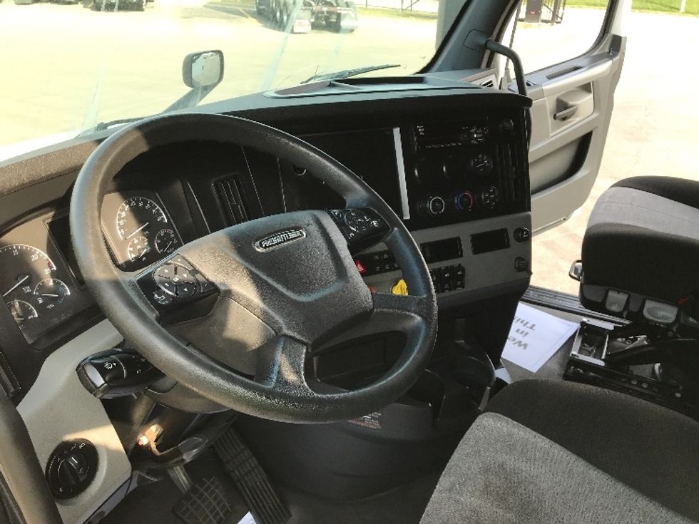 Sleeper Tractor-Heavy Duty Tractors-Freightliner-2021-T12664ST-Kansas City-MO-462,658\n\t\tmiles-$ 74,250 - Image 10