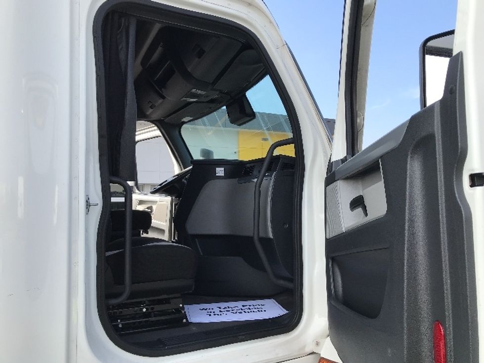 Sleeper Tractor-Heavy Duty Tractors-Freightliner-2021-T12664ST-Kansas City-MO-462,658\n\t\tmiles-$ 74,250 - Image 13