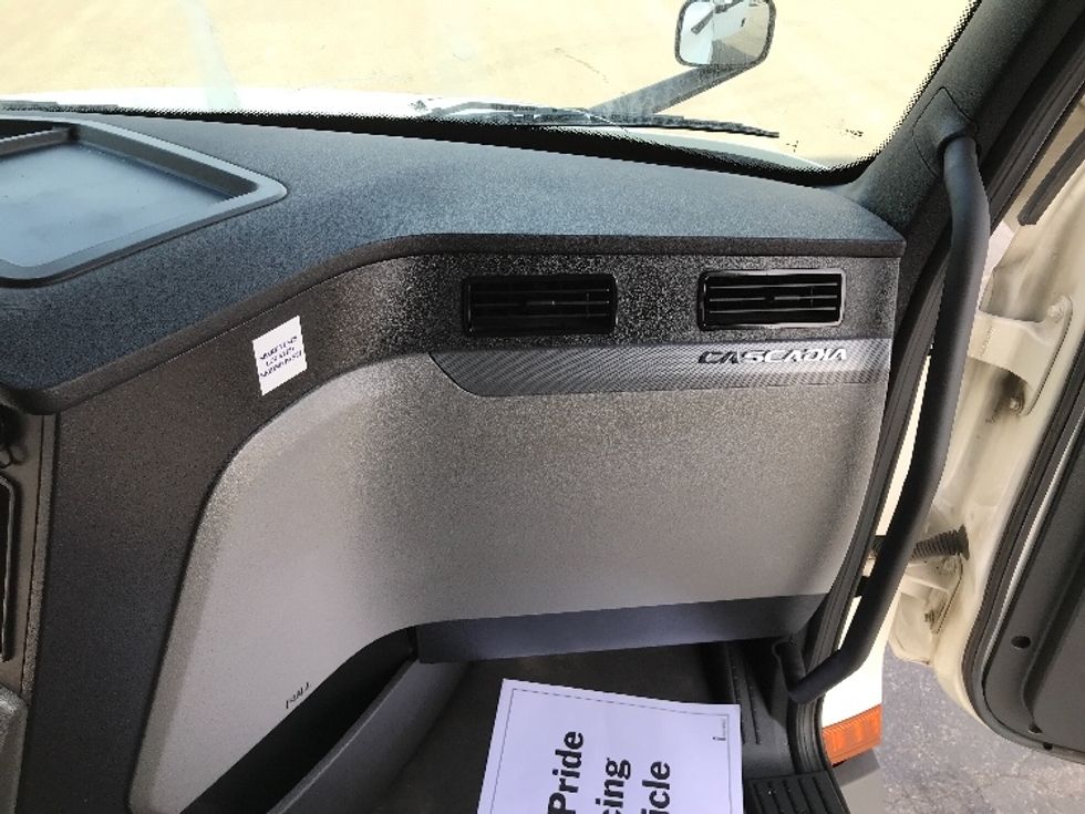 Sleeper Tractor-Heavy Duty Tractors-Freightliner-2021-T12664ST-Kansas City-MO-462,658\n\t\tmiles-$ 74,250 - Image 14