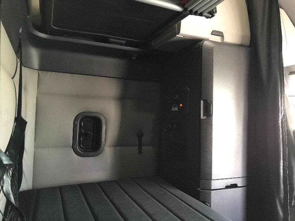 Sleeper Tractor-Heavy Duty Tractors-Freightliner-2021-T12664ST-Kansas City-MO-462,658\n\t\tmiles-$ 74,250 - Image 18