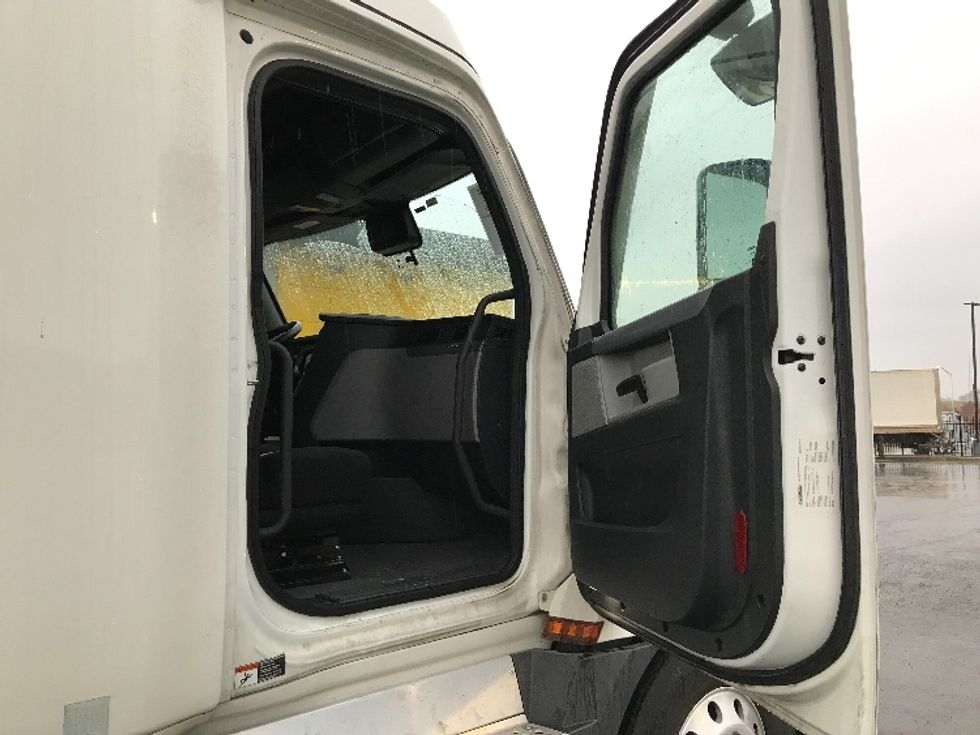 Sleeper Tractor-Heavy Duty Tractors-Freightliner-2021-T12664ST-Kansas City-MO-482,259\n\t\tmiles-$ 72,500 - Image 13