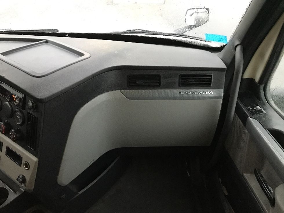 Sleeper Tractor-Heavy Duty Tractors-Freightliner-2021-T12664ST-Kansas City-MO-482,259\n\t\tmiles-$ 72,500 - Image 14