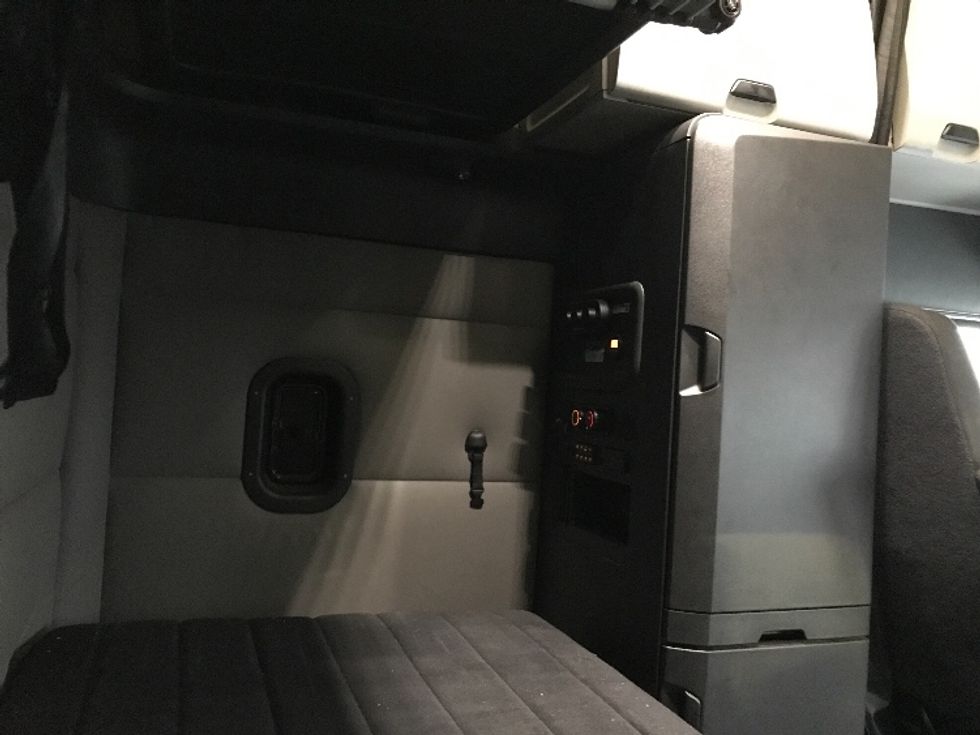 Sleeper Tractor-Heavy Duty Tractors-Freightliner-2021-T12664ST-Kansas City-MO-482,259\n\t\tmiles-$ 72,500 - Image 18