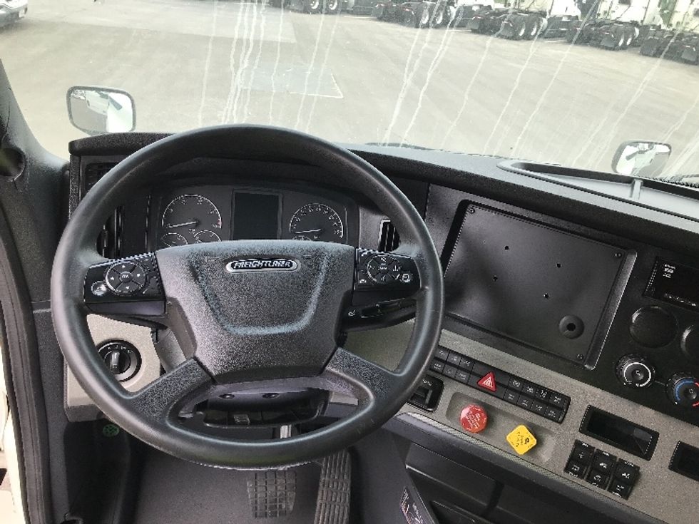 Sleeper Tractor-Heavy Duty Tractors-Freightliner-2021-T12664ST-Kansas City-MO-482,871\n\t\tmiles-$ 72,250 - Image 11