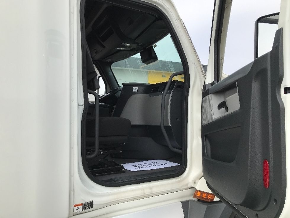 Sleeper Tractor-Heavy Duty Tractors-Freightliner-2021-T12664ST-Kansas City-MO-482,871\n\t\tmiles-$ 72,250 - Image 13