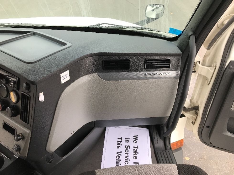 Sleeper Tractor-Heavy Duty Tractors-Freightliner-2021-T12664ST-Kansas City-MO-482,871\n\t\tmiles-$ 72,250 - Image 14