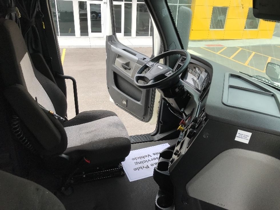 Sleeper Tractor-Heavy Duty Tractors-Freightliner-2021-T12664ST-Kansas City-MO-482,871\n\t\tmiles-$ 72,250 - Image 15