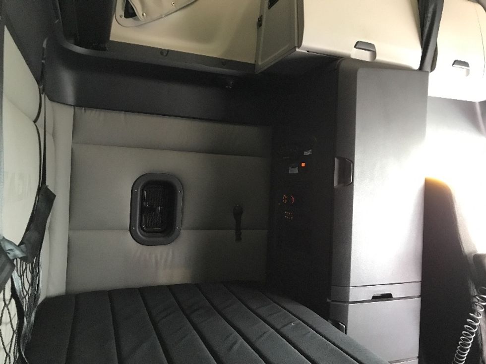 Sleeper Tractor-Heavy Duty Tractors-Freightliner-2021-T12664ST-Kansas City-MO-482,871\n\t\tmiles-$ 72,250 - Image 18