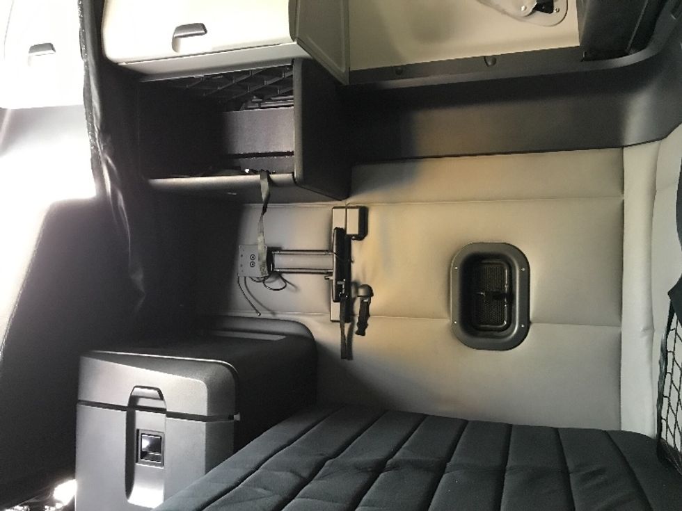 Sleeper Tractor-Heavy Duty Tractors-Freightliner-2021-T12664ST-Kansas City-MO-482,871\n\t\tmiles-$ 72,250 - Image 19