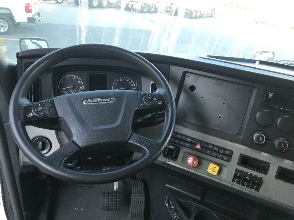 Sleeper Tractor-Heavy Duty Tractors-Freightliner-2021-T12664ST-Kansas City-MO-508,138\n\t\tmiles-$ 70,000 - Image 11