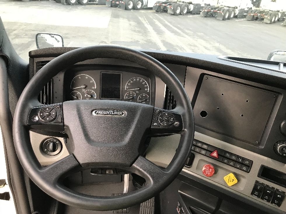 Sleeper Tractor-Heavy Duty Tractors-Freightliner-2021-T12664ST-Kansas City-MO-521,889\n\t\tmiles-$ 65,750 - Image 11