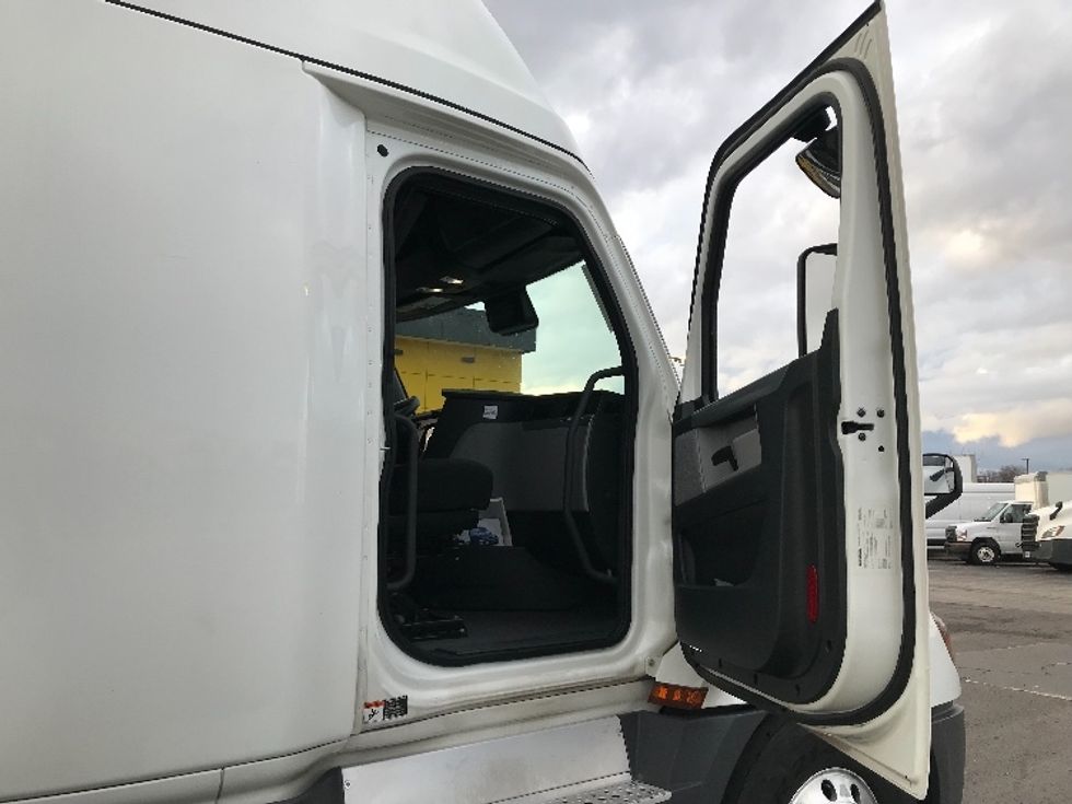 Sleeper Tractor-Heavy Duty Tractors-Freightliner-2021-T12664ST-Kansas City-MO-521,889\n\t\tmiles-$ 65,750 - Image 13