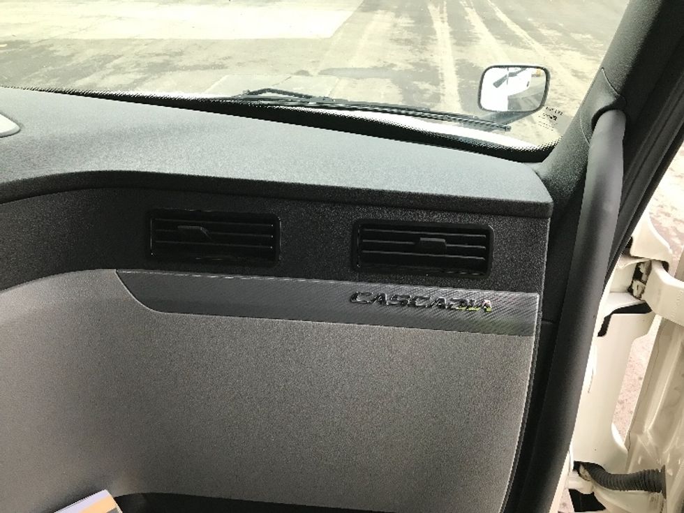 Sleeper Tractor-Heavy Duty Tractors-Freightliner-2021-T12664ST-Kansas City-MO-521,889\n\t\tmiles-$ 65,750 - Image 14