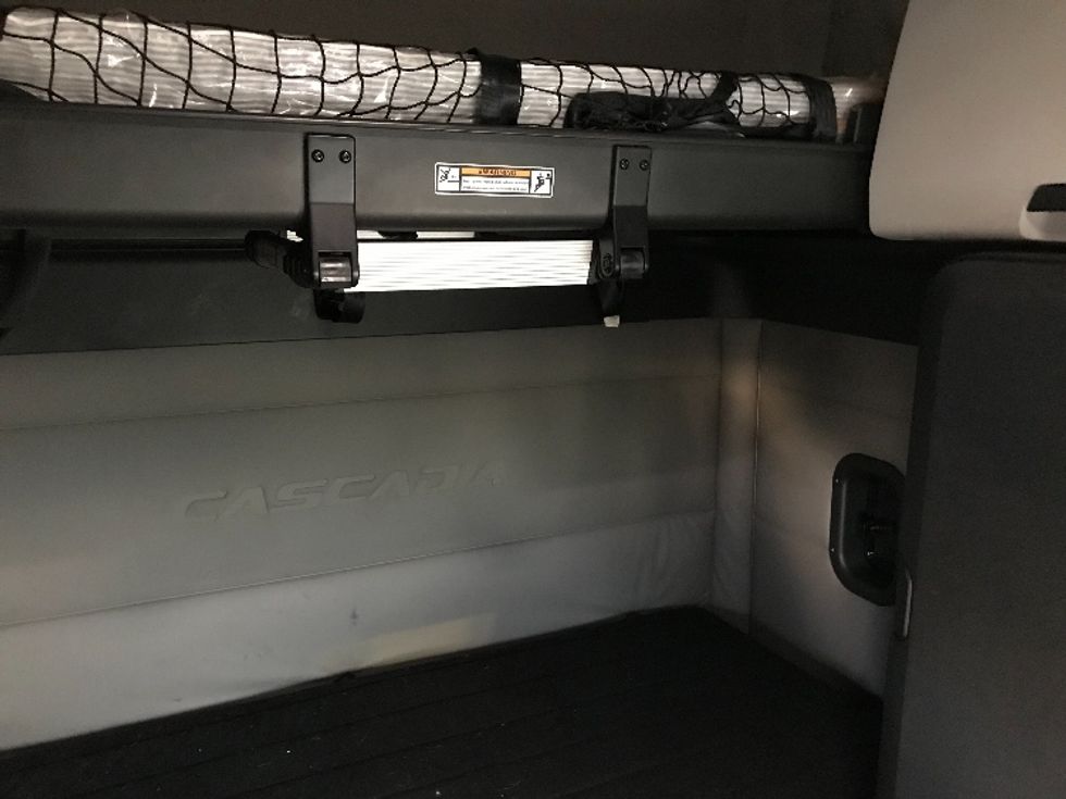 Sleeper Tractor-Heavy Duty Tractors-Freightliner-2021-T12664ST-Kansas City-MO-521,889\n\t\tmiles-$ 65,750 - Image 16