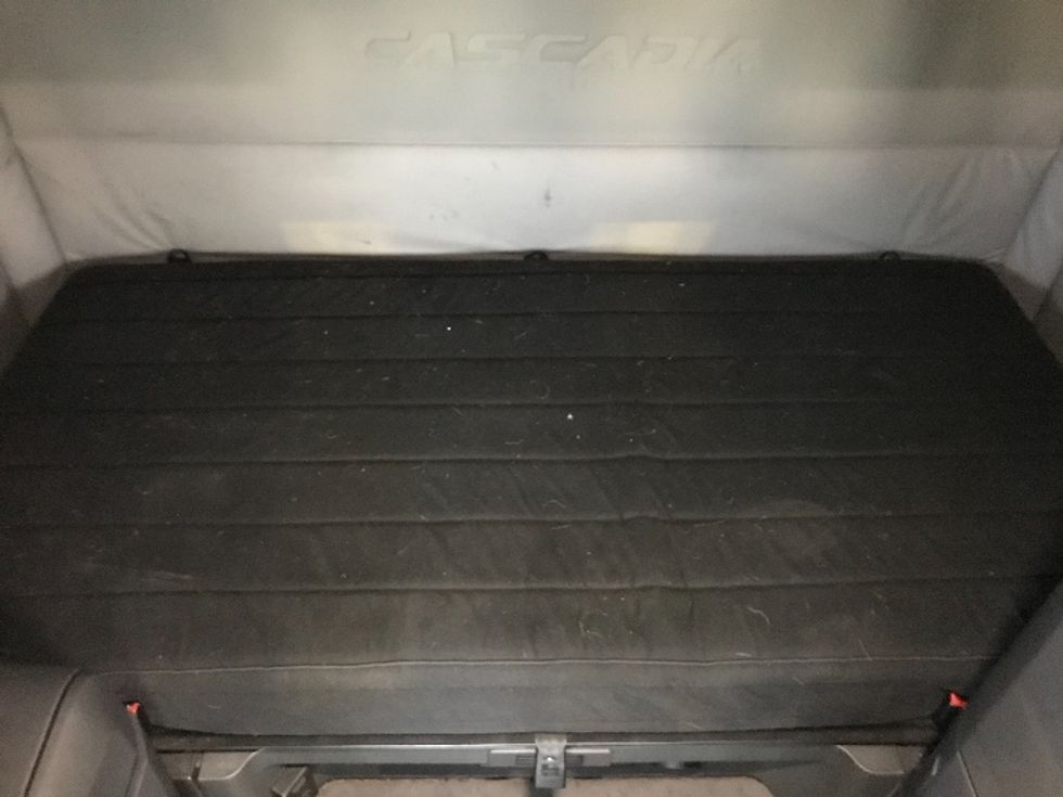 Sleeper Tractor-Heavy Duty Tractors-Freightliner-2021-T12664ST-Kansas City-MO-521,889\n\t\tmiles-$ 65,750 - Image 17