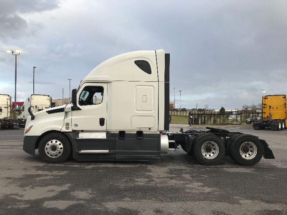 Sleeper Tractor-Heavy Duty Tractors-Freightliner-2021-T12664ST-Kansas City-MO-521,889\n\t\tmiles-$ 65,750 - Image 4