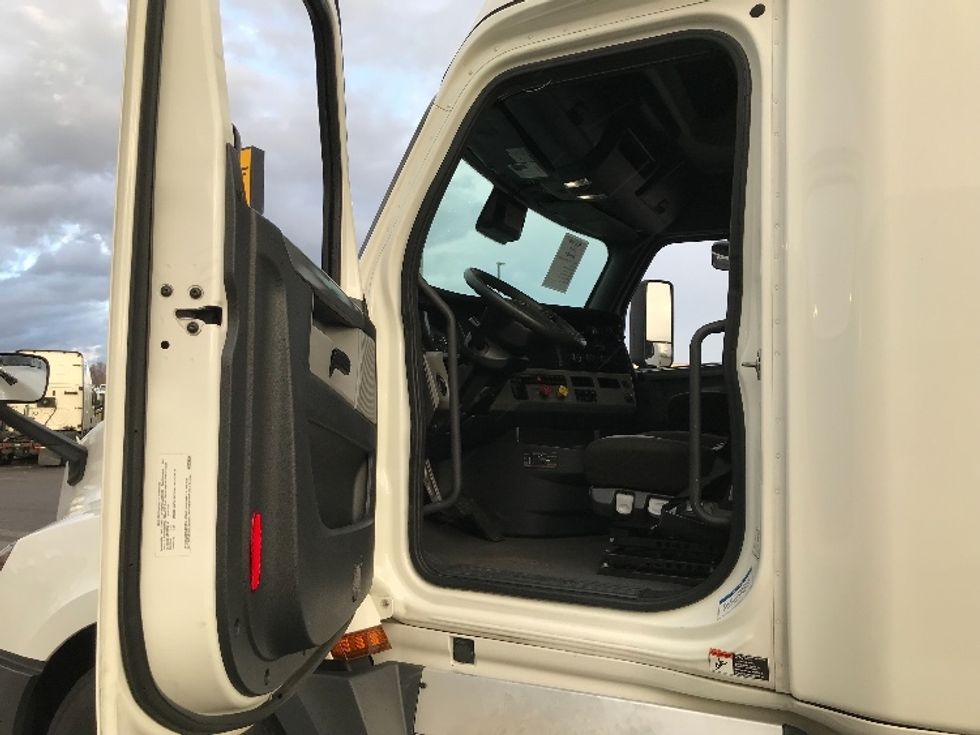 Sleeper Tractor-Heavy Duty Tractors-Freightliner-2021-T12664ST-Kansas City-MO-521,889\n\t\tmiles-$ 65,750 - Image 9