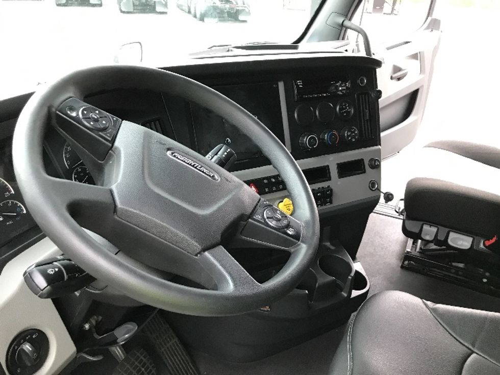 Sleeper Tractor-Heavy Duty Tractors-Freightliner-2021-T12664ST-Kansas City-MO-536,256\n\t\tmiles-$ 67,250 - Image 10