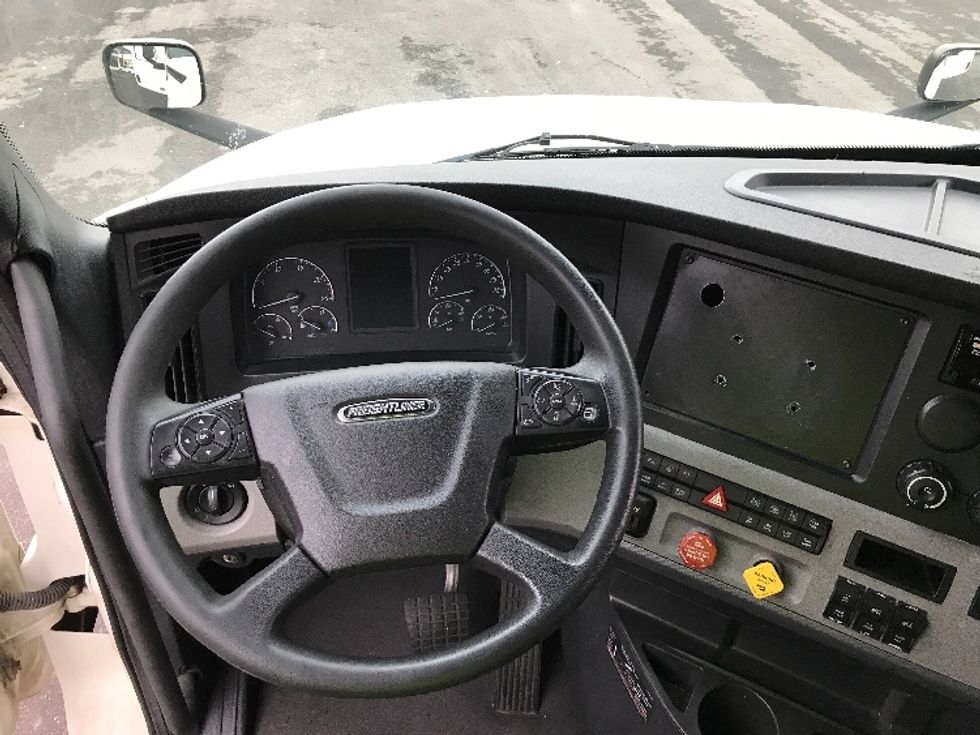 Sleeper Tractor-Heavy Duty Tractors-Freightliner-2021-T12664ST-Kansas City-MO-536,256\n\t\tmiles-$ 67,250 - Image 11