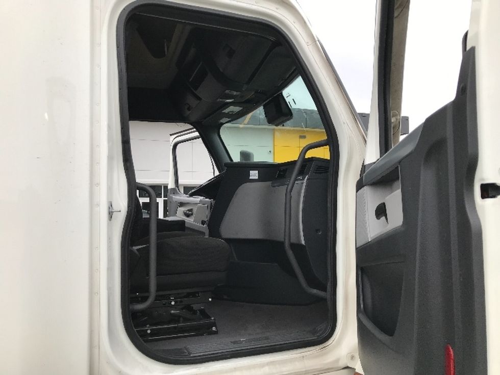 Sleeper Tractor-Heavy Duty Tractors-Freightliner-2021-T12664ST-Kansas City-MO-536,256\n\t\tmiles-$ 67,250 - Image 12