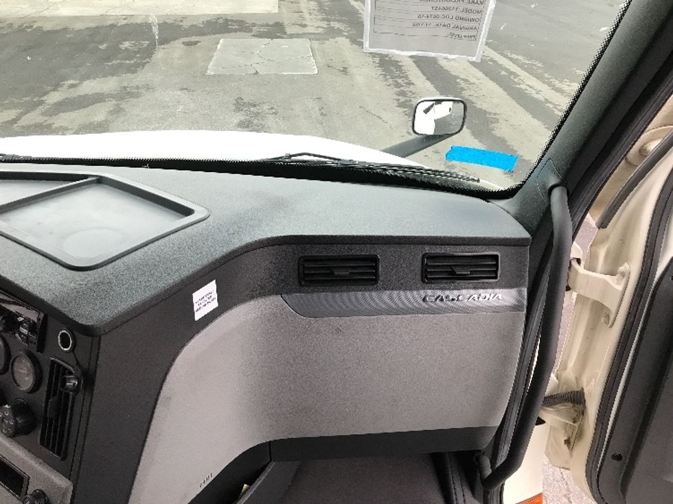 Sleeper Tractor-Heavy Duty Tractors-Freightliner-2021-T12664ST-Kansas City-MO-536,256\n\t\tmiles-$ 67,250 - Image 13