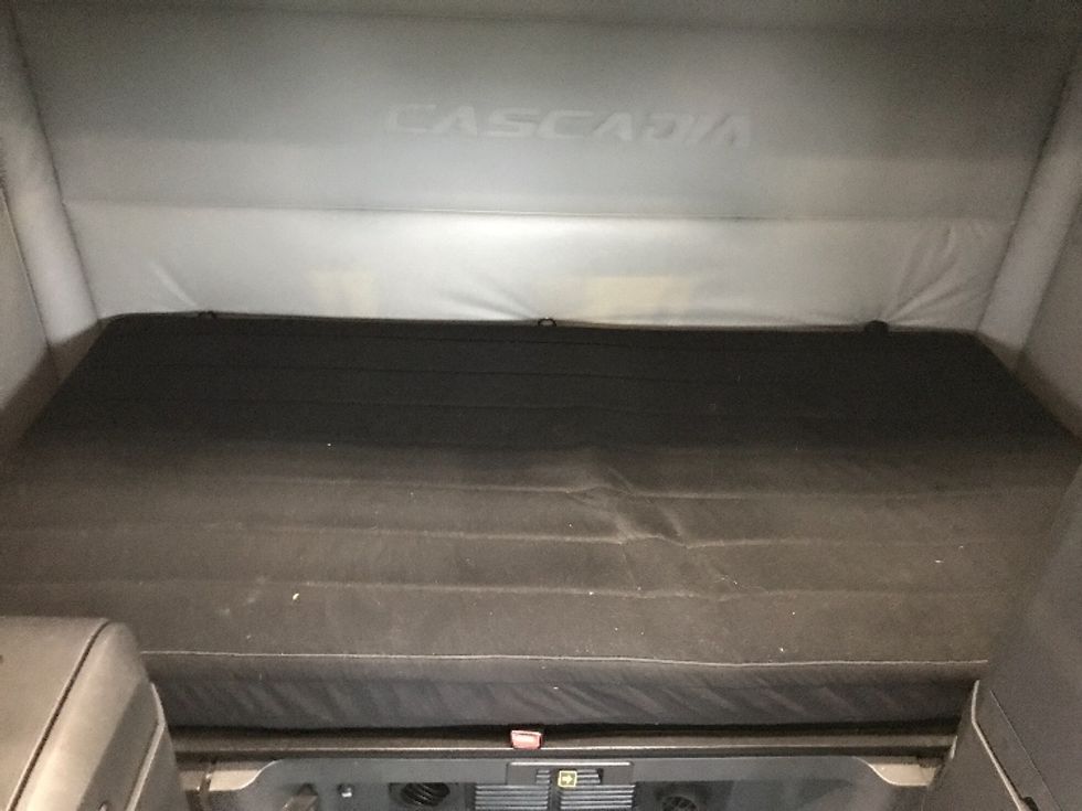 Sleeper Tractor-Heavy Duty Tractors-Freightliner-2021-T12664ST-Kansas City-MO-536,256\n\t\tmiles-$ 67,250 - Image 16