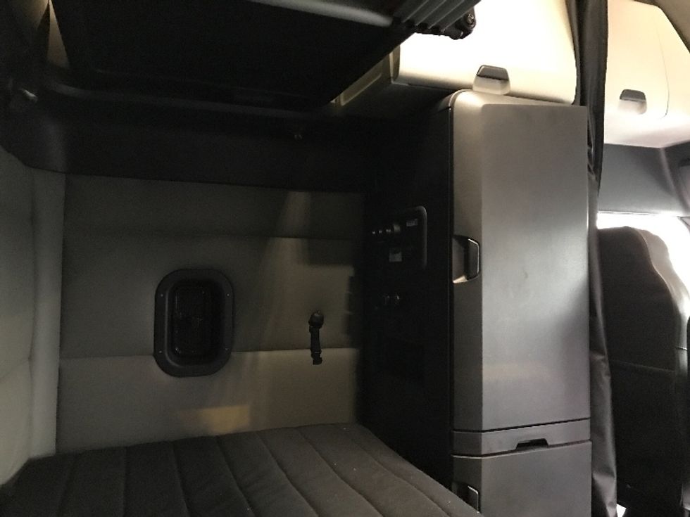 Sleeper Tractor-Heavy Duty Tractors-Freightliner-2021-T12664ST-Kansas City-MO-536,256\n\t\tmiles-$ 67,250 - Image 17