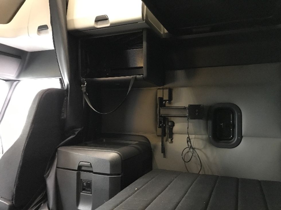 Sleeper Tractor-Heavy Duty Tractors-Freightliner-2021-T12664ST-Kansas City-MO-536,256\n\t\tmiles-$ 67,250 - Image 18