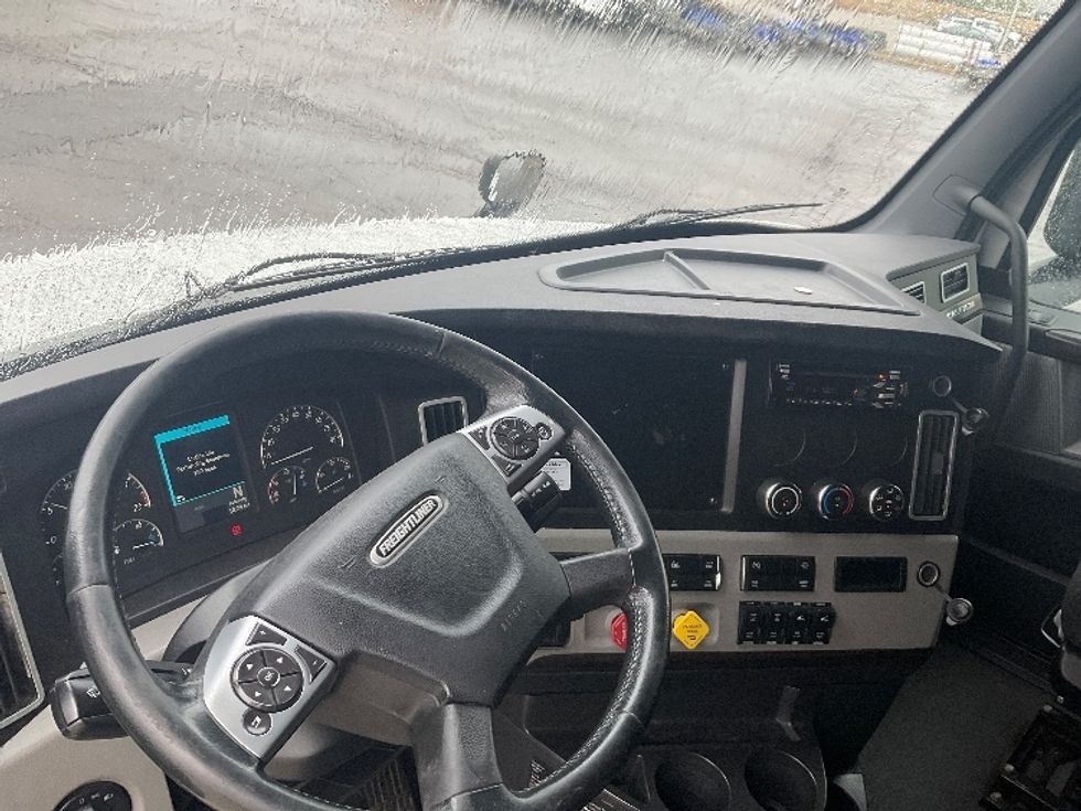 Sleeper Tractor-Heavy Duty Tractors-Freightliner-2021-T12664ST-Kansas City-MO-555,200\n\t\tmiles-$ 60,500 - Image 10