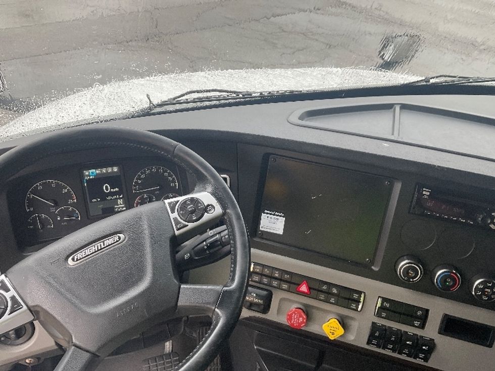 Sleeper Tractor-Heavy Duty Tractors-Freightliner-2021-T12664ST-Kansas City-MO-555,200\n\t\tmiles-$ 60,500 - Image 11