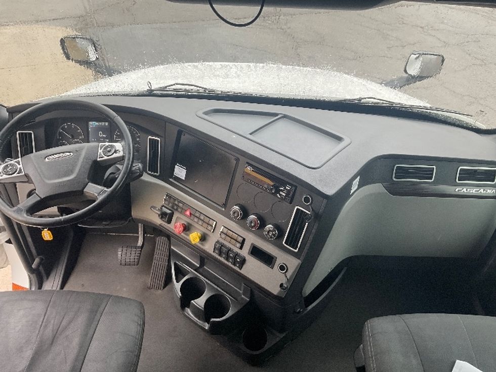 Sleeper Tractor-Heavy Duty Tractors-Freightliner-2021-T12664ST-Kansas City-MO-555,200\n\t\tmiles-$ 60,500 - Image 12