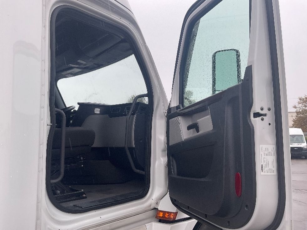 Sleeper Tractor-Heavy Duty Tractors-Freightliner-2021-T12664ST-Kansas City-MO-555,200\n\t\tmiles-$ 60,500 - Image 13