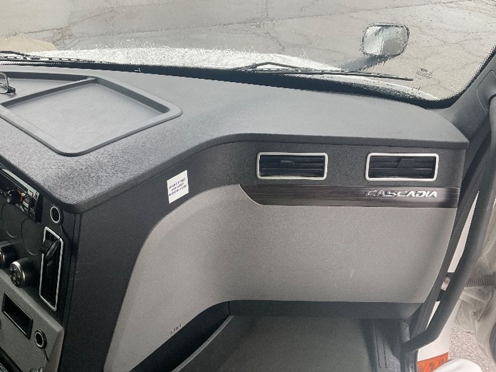 Sleeper Tractor-Heavy Duty Tractors-Freightliner-2021-T12664ST-Kansas City-MO-555,200\n\t\tmiles-$ 60,500 - Image 14