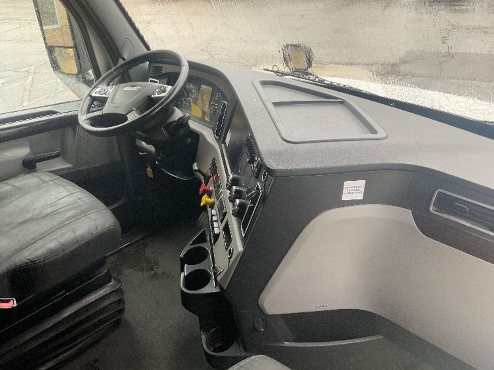 Sleeper Tractor-Heavy Duty Tractors-Freightliner-2021-T12664ST-Kansas City-MO-555,200\n\t\tmiles-$ 60,500 - Image 15