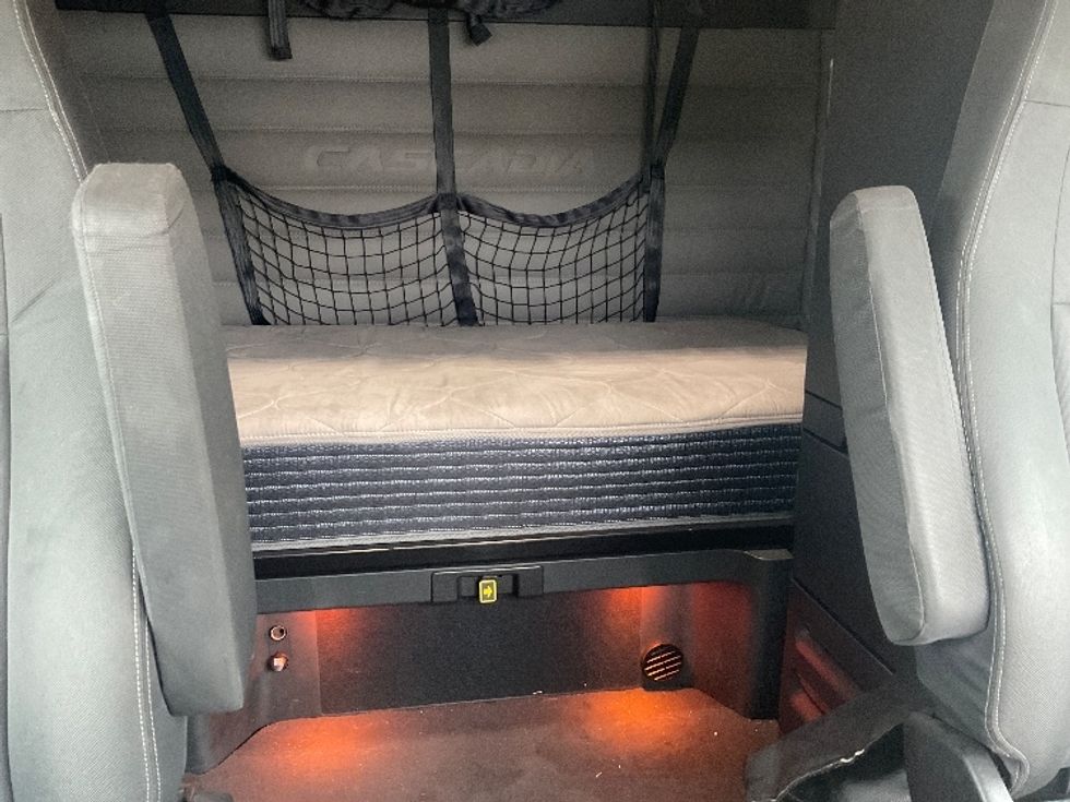 Sleeper Tractor-Heavy Duty Tractors-Freightliner-2021-T12664ST-Kansas City-MO-555,200\n\t\tmiles-$ 60,500 - Image 16