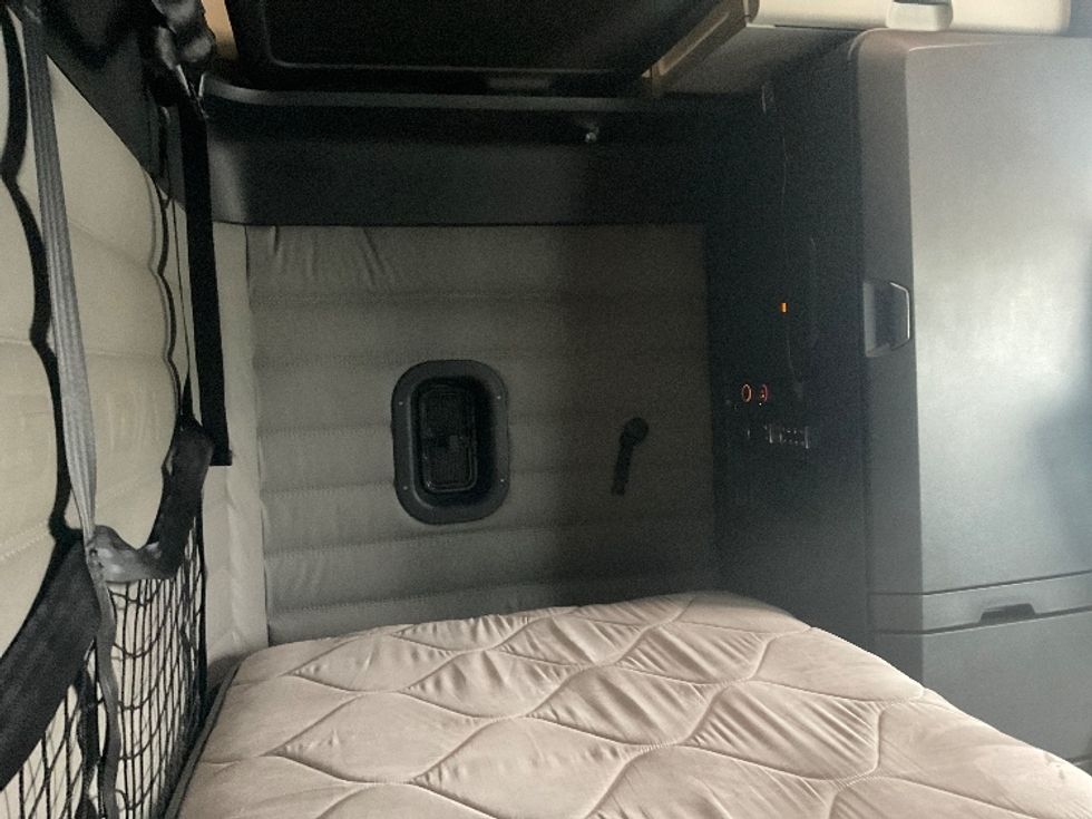 Sleeper Tractor-Heavy Duty Tractors-Freightliner-2021-T12664ST-Kansas City-MO-555,200\n\t\tmiles-$ 60,500 - Image 18