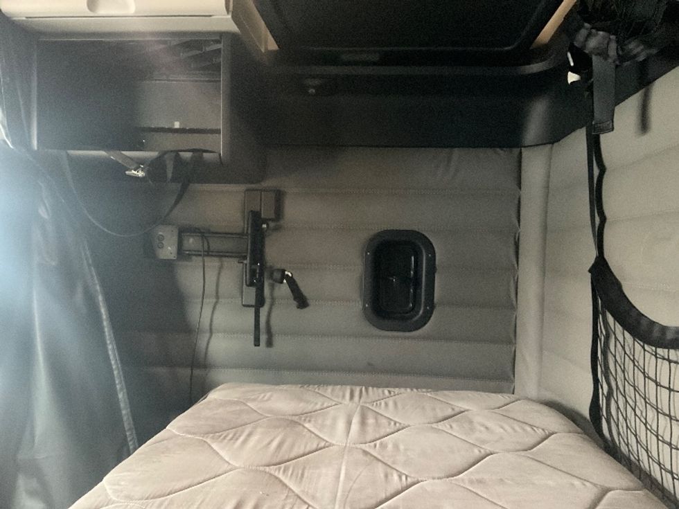 Sleeper Tractor-Heavy Duty Tractors-Freightliner-2021-T12664ST-Kansas City-MO-555,200\n\t\tmiles-$ 60,500 - Image 19