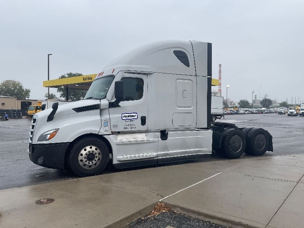 Sleeper Tractor-Heavy Duty Tractors-Freightliner-2021-T12664ST-Kansas City-MO-555,200\n\t\tmiles-$ 60,500 - Image 3