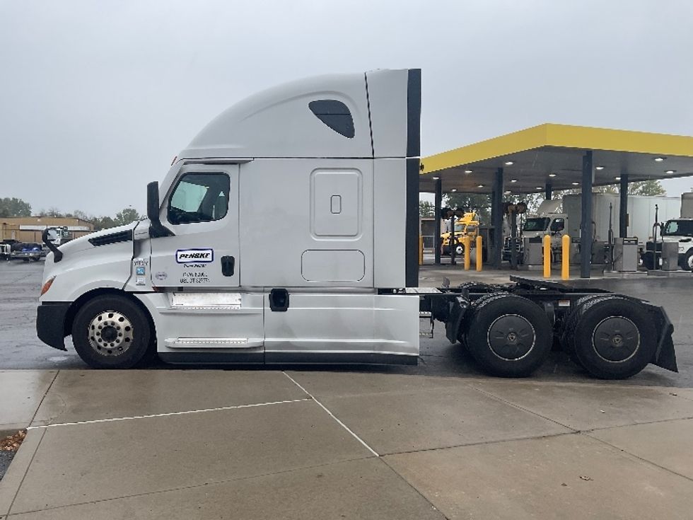 Sleeper Tractor-Heavy Duty Tractors-Freightliner-2021-T12664ST-Kansas City-MO-555,200\n\t\tmiles-$ 60,500 - Image 4