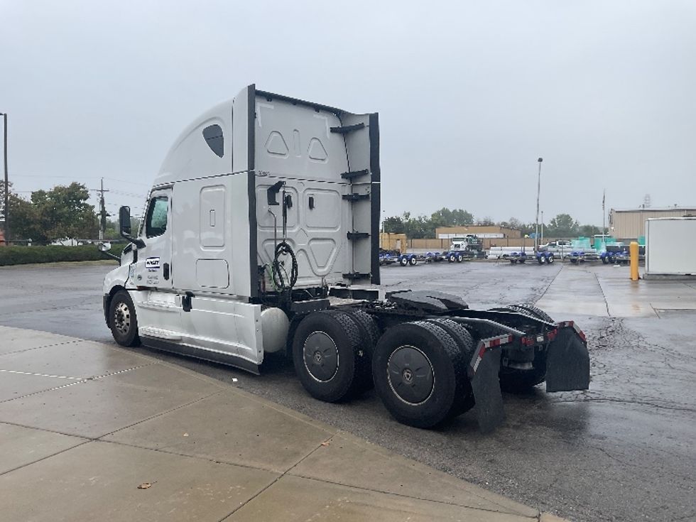 Sleeper Tractor-Heavy Duty Tractors-Freightliner-2021-T12664ST-Kansas City-MO-555,200\n\t\tmiles-$ 60,500 - Image 5