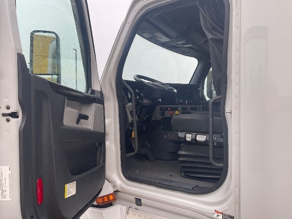 Sleeper Tractor-Heavy Duty Tractors-Freightliner-2021-T12664ST-Kansas City-MO-555,200\n\t\tmiles-$ 60,500 - Image 9