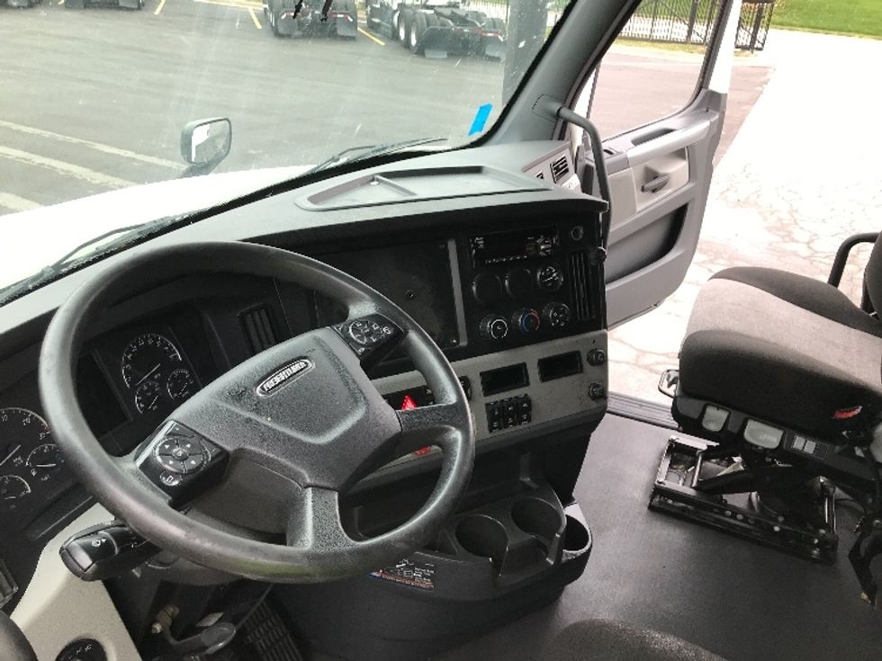 Sleeper Tractor-Heavy Duty Tractors-Freightliner-2021-T12664ST-Kansas City-MO-555,243\n\t\tmiles-$ 64,000 - Image 10