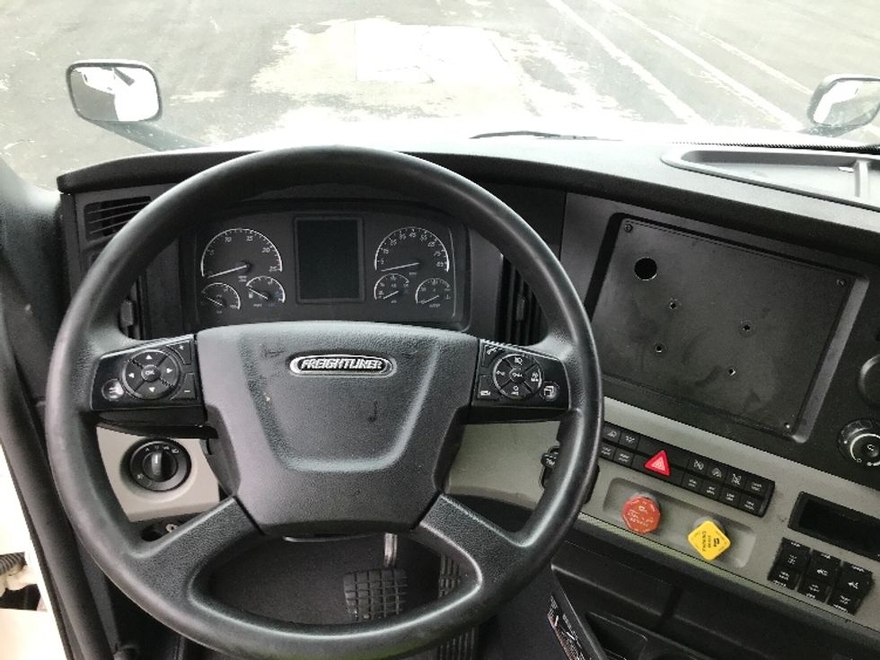 Sleeper Tractor-Heavy Duty Tractors-Freightliner-2021-T12664ST-Kansas City-MO-555,243\n\t\tmiles-$ 64,000 - Image 11