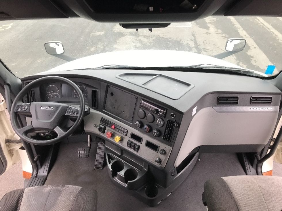 Sleeper Tractor-Heavy Duty Tractors-Freightliner-2021-T12664ST-Kansas City-MO-555,243\n\t\tmiles-$ 64,000 - Image 12